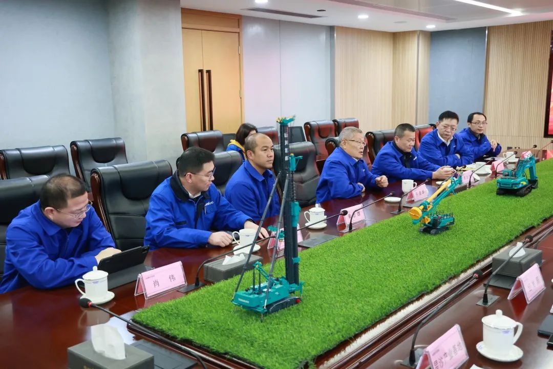 张庆红调研山河智能