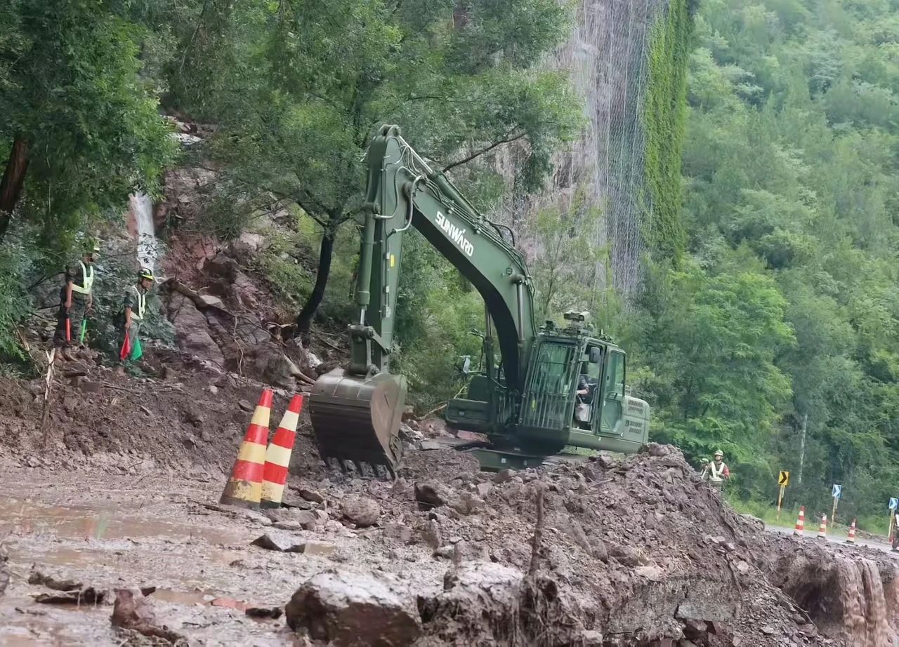 关注!山河智能应急救援装备助力武警冲锋北京暴雨抢险救灾一线!