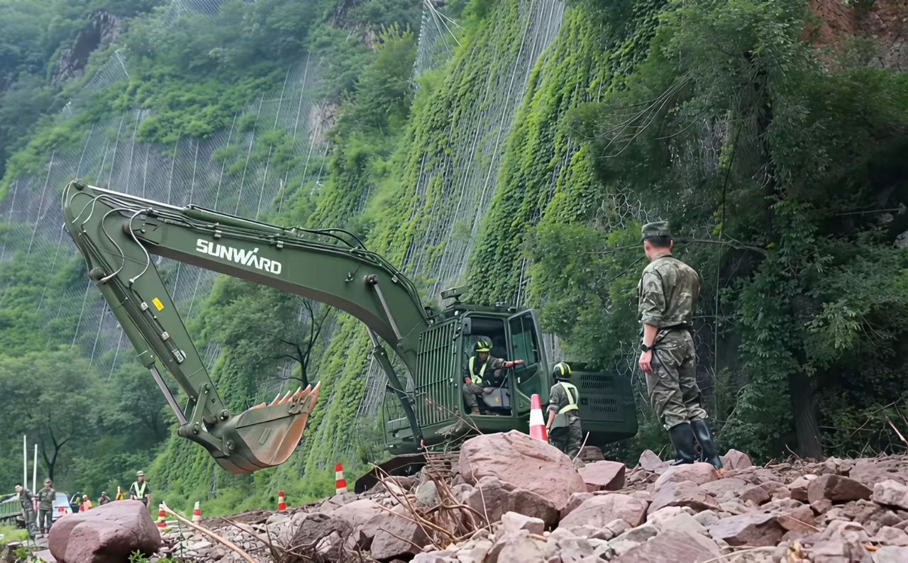 关注!山河智能应急救援装备助力武警冲锋北京暴雨抢险救灾一线!